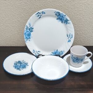 Corelle Vintage Blue Velvet Five (5) Piece Dinnerware Place Setting
